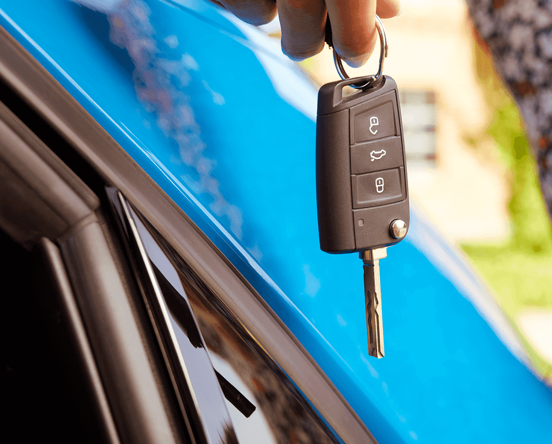 Motiv der VGH Kfz-Versicherung: Ein Autoschlüssel hängt lässig am Zeigefinger einer jungen Frau.