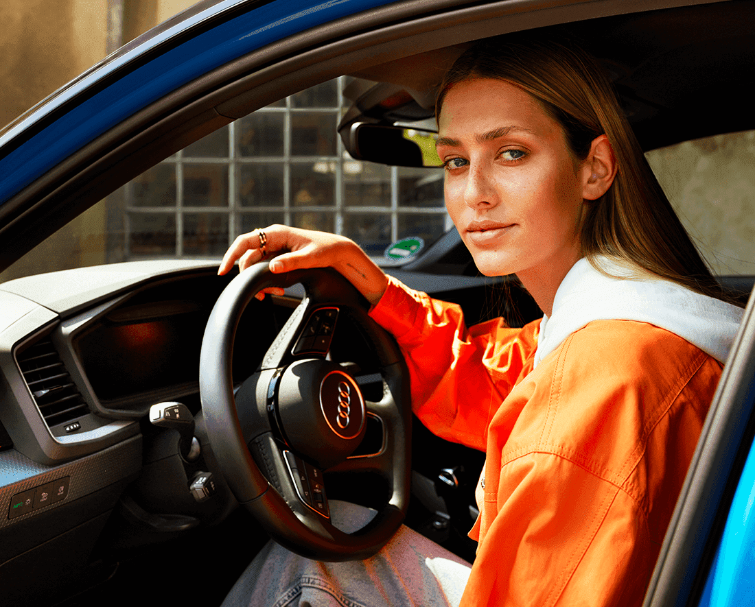 Motiv der VGH Kfz-Versicherung: Eine junge Frau am Steuer ihres Autos.