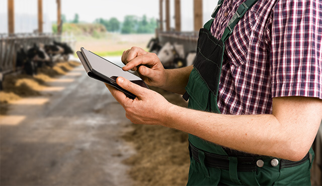 Welche Vorteile bietet die Versicherung CyberSchutz für Landwirte?