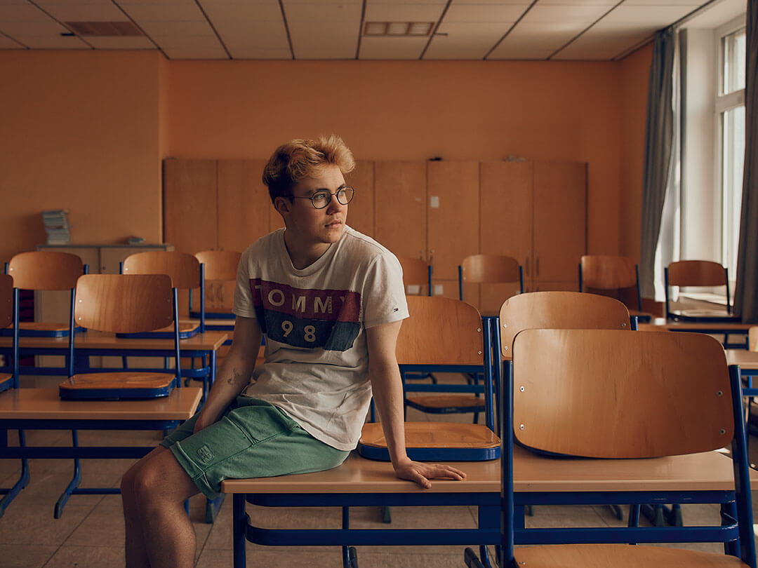 Portrait von James in einem Klassenzimmer