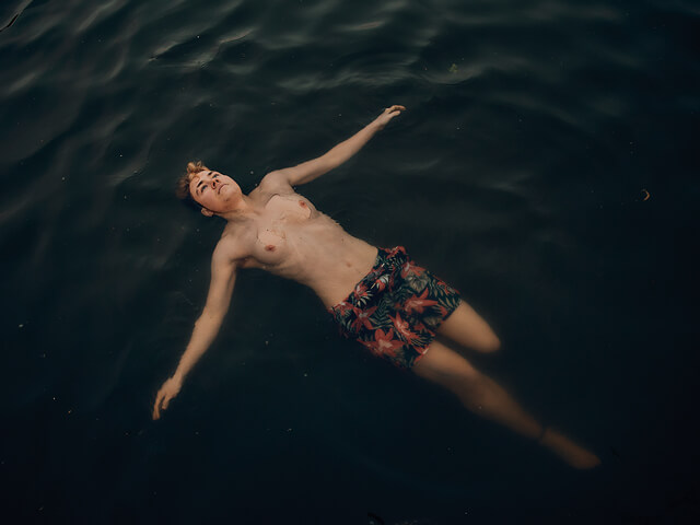 James beim Schwimmen bei Vollmond