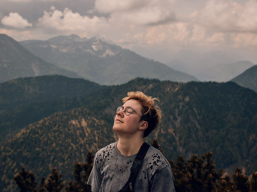 Portrait von James beim Wandern