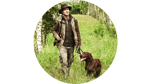 Jäger mit Hund. Eine Jagdhaftpflicht bietet umfassenden Versicherungsschutz.