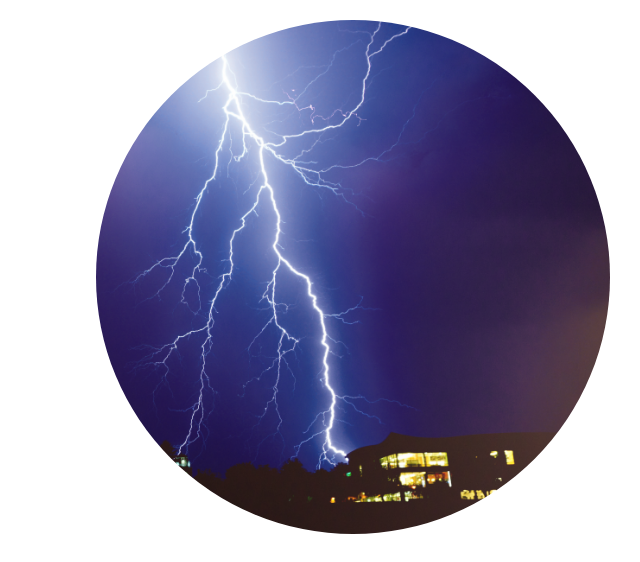 Blitzeinschlag in Wohngebäude bei Nacht als Symbolbild für Elementarschädenschutz der VGH Niedersachsen