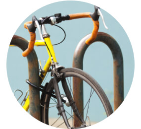 Abgeschlossenes gelbes Fahrrad - Tipps zum Diebstahlschutz