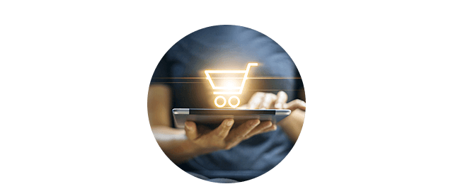 Symbolbild für sicheres Shoppen im Internet: Frau mit Laptop und digitalem Einkaufswagen.