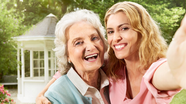 Pflegeversicherung: Oma und Enkelin sind glücklich 