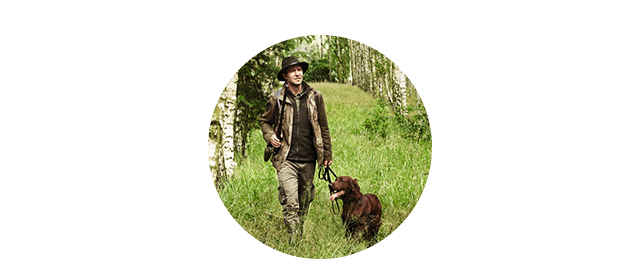 Jäger mit Hund. Eine Jagdhaftpflicht bietet umfassenden Versicherungsschutz.