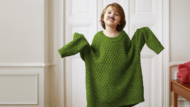 VGH Nachwuchsförderung: ein kleiner Junge hat einen grünen viel zu großen Pullover an