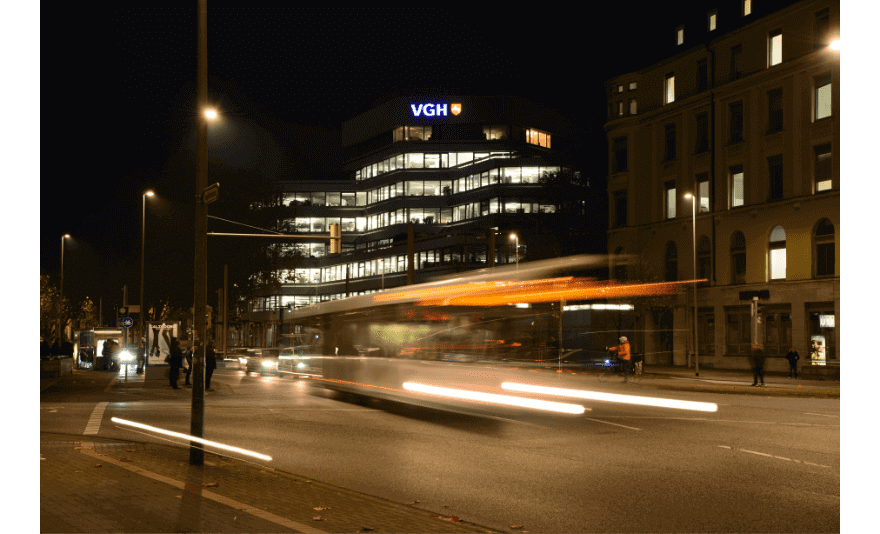 VGH Direktion Hannover, Haus A bei Nacht (Blick vom Aegidientorplatz)