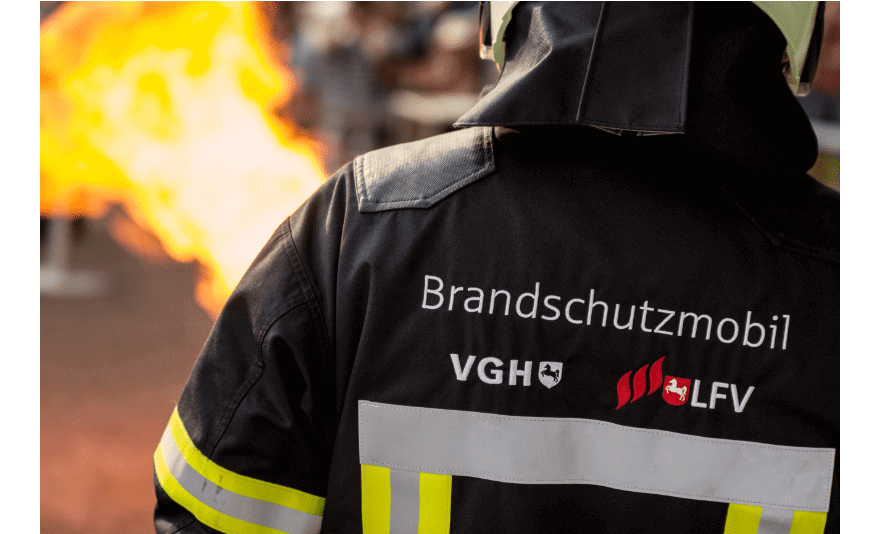VGH Brandschutzmobil - Feuerwehrmann Rückenansicht