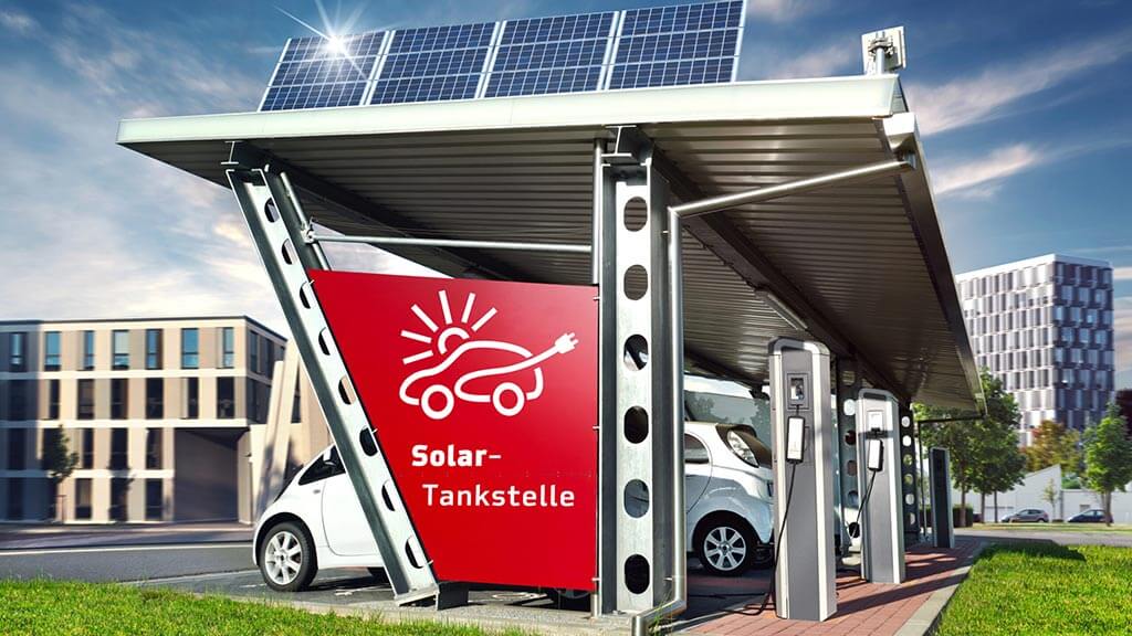 Elektroautos an einer Solar-Tankstelle