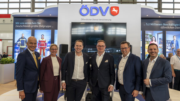 Launch der ÖDV auf der DKM 2026 Der Gesamtvorstand der VGH mit Tim Groothedde, Abteilungsdirektor Vertrieb Partnergeschäft, stehen vor dem ÖDV-Messestand auf der Leitmesse DKM 2026.