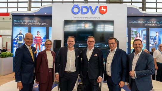 Launch ÖDV auf der DKM 2026 Der Gesamtvorstand der VGH mit Tim Groothedde, Abteilungsdirektor Vertrieb Partnergeschäft, stehen vor dem ÖDV-Messestand auf der Leitmesse DKM 2026.