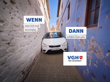 KI-generiertes Bild: Ein schmaler Durchgang zwischen weißen Wänden, in dem ein Auto steckt. Textaussagen und Logo der VGH sind sichtbar.