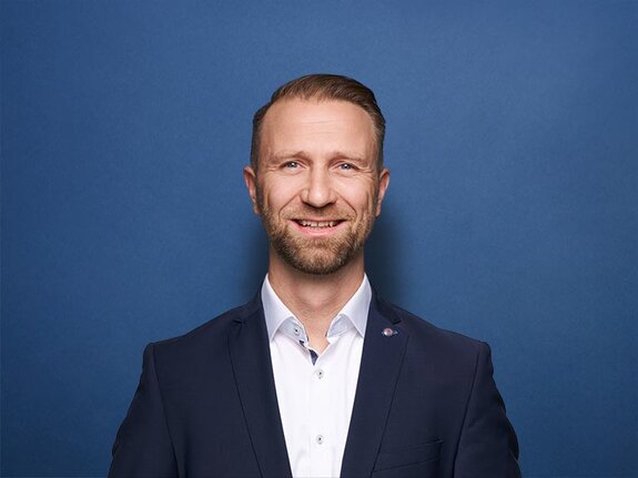 Porträt VGH Hauptvertreter Sebastian Deicke in Marklohe. 