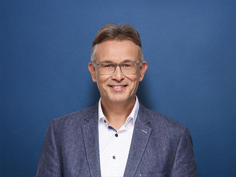 Porträt VGH Hauptvertreter Volker Müller am Stadion in Hannover